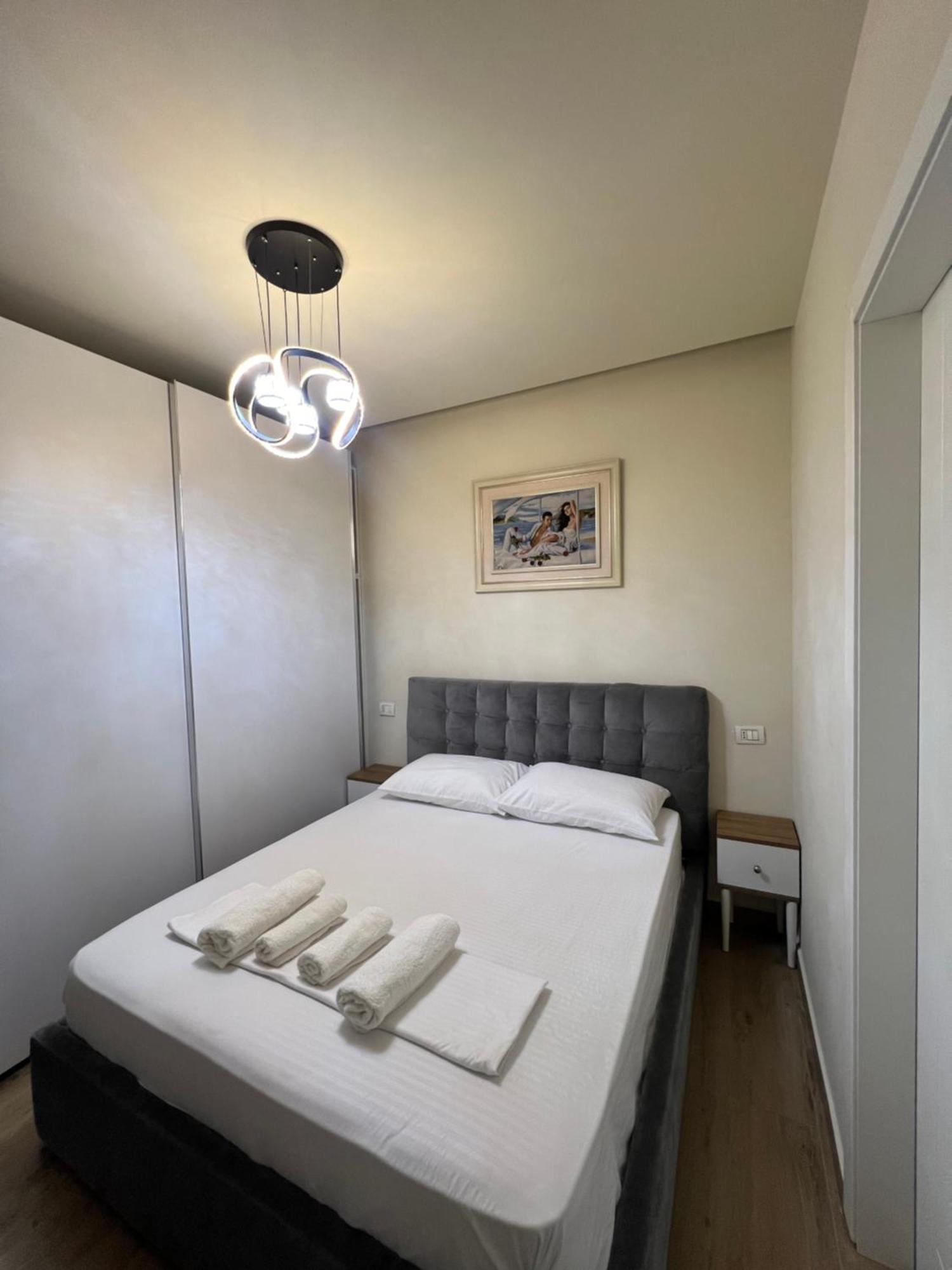 Condor Center Luxury Apartment Тирана Екстериор снимка